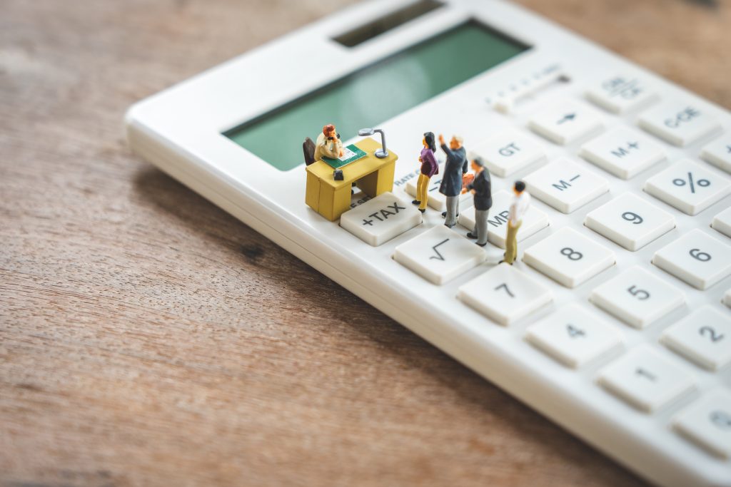 Pessoas na forma de miniatura em fila para negociar dívidaas